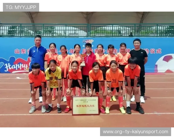 体育赛事更新：女足比拼中体现的团队精神！，女足拼搏