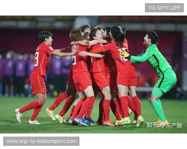 中国女足在比赛中展现出坚韧意志，中国女足拼搏精神